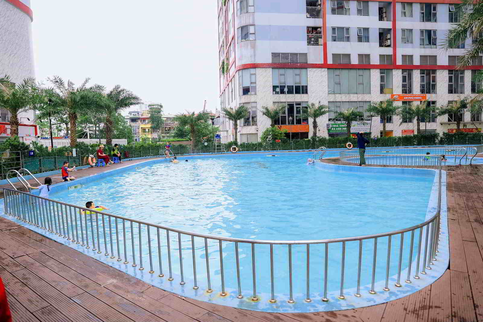 Bể bơi ngoài trời nội khu 360 Giải Phóng